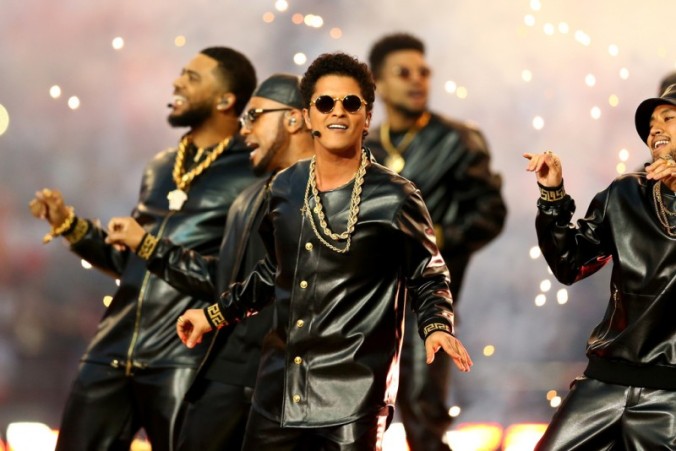 Bruno-Mars-2016-Super-Bowl-Picture-Versace-Leather-Fashions-001-800x534